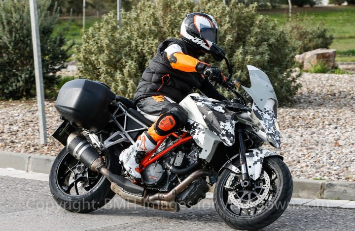 KTM SuperDuke 1290 GT (2)