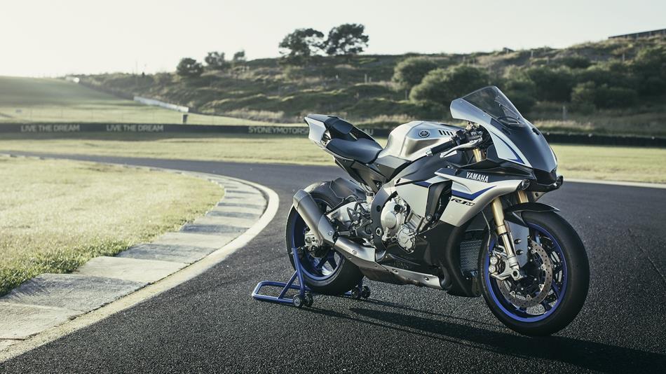 2016-Yamaha-R1M-Silver-Blu-Carbon-front-angle-track