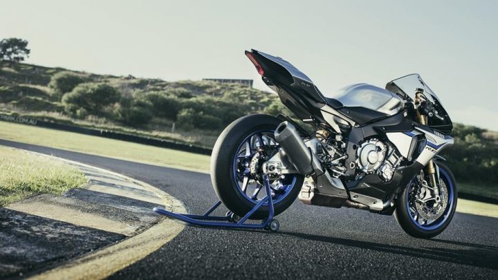 2016-Yamaha-R1M-Silver-Blu-Carbon-rear-angle