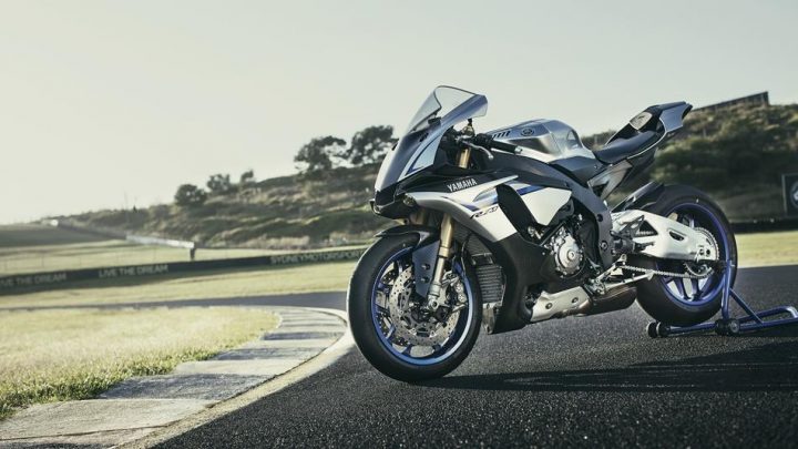 2016-Yamaha-R1M-Silver-Blu-Carbon-side-angle-track