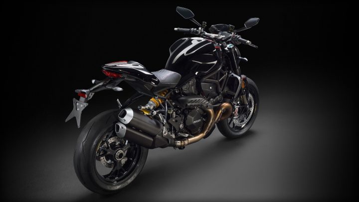 2016-ducati-monster-1200R-official-pics-black-side-angle