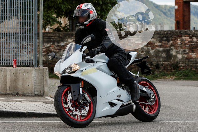 2015-ducati-959-panigale-white-spy-pics